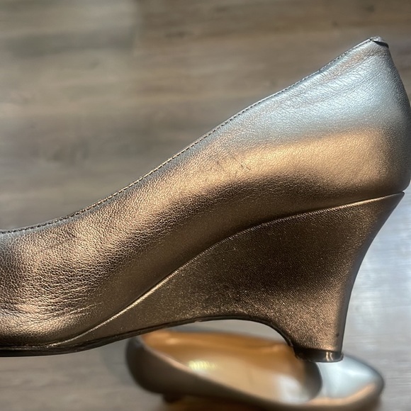 Bruno Magli Metallic Pewter Wedge Heel Sz 38 1/2 - Picture 10 of 16